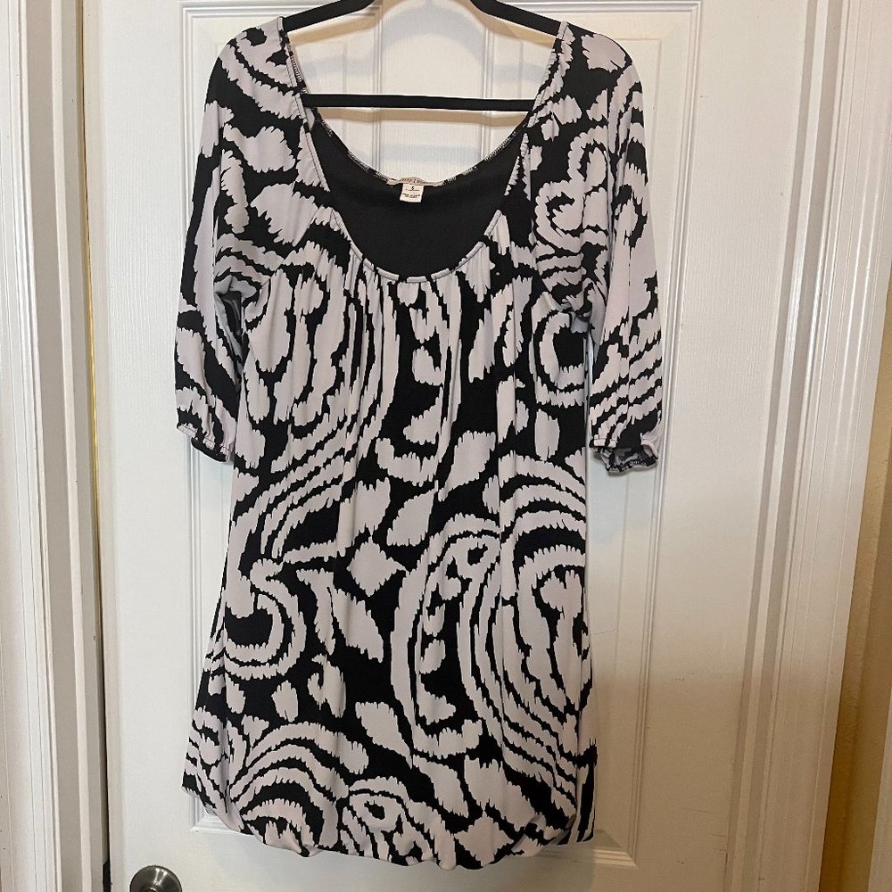 White House Black Market Black & White Gathered Hem Dress Sz S